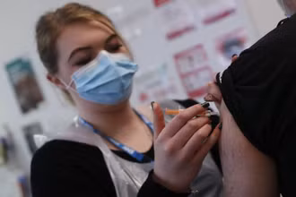 Vaccine ngừa Covid-19 của AstraZeneca đang được lưu hành tại Anh và hơn 70 quốc gia khác. (Ảnh: AP)