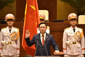 Chủ tịch Quốc hội, Chủ tịch Hội đồng Bầu cử quốc gia Vương Đình Huệ tuyên thệ nhậm chức. Ảnh: TRẦN HẢI.