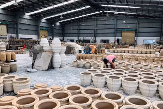 Xưởng sản xuất gốm của một doanh nghiệp thuộc diện di dời vào CCN gốm sứ Tân Hạnh.