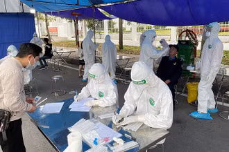 Hải Dương xét nghiệm sàng lọc cho công nhân các khu công nghiệp trước khi đi vào sản xuất (Ảnh: Quốc Vinh).