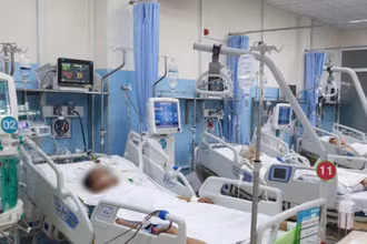 Một bệnh nhân viêm tụy hoại tử đang được lọc máu tại Bệnh viện Bình Dân. (Ảnh: BVCC)