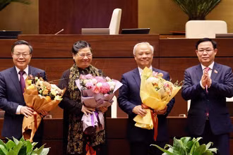 Chủ tịch Quốc hội Vương Đình Huệ tặng hoa, chúc mừng các đồng chí: Tòng Thị Phóng, Uông Chu Lưu, Phùng Quốc Hiển. Ảnh: TRẦN HẢI.
