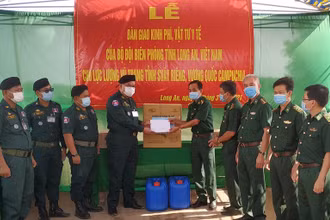 Bộ đội Biên phòng Long An trao tặng vật tư y tế và kinh phí cho lực lượng vũ trang tỉnh Svay Rieng phòng, chống dịch Covid-19.