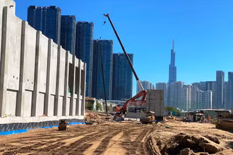 Phần bên trên nhà ga đang được hoàn thiện nền hạ.