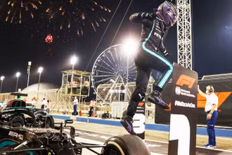 Lewis Hamilton tận hưởng niềm vui chiến thắng sau vạch đích. (Ảnh: F1)