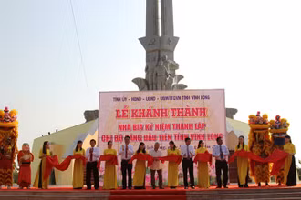Lễ cắt băng khánh thành Nhà bia Chi bộ Đảng đầu tiên tỉnh Vĩnh Long, sáng 31-3.