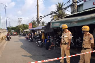 Lực lượng chức năng phong tỏa hiện trường vụ cháy.