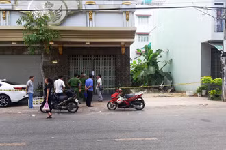Cơ quan công an khám nghiệm hiện trường vụ bắn nhau tại quán karaoke XO.