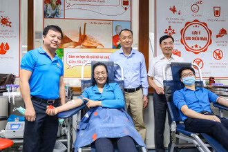 Cán bộ Công đoàn Y tế tham gia hiến máu tại Hội nghị tổng kết