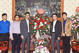 Đồng chí Bùi Quang Huy (thứ ba từ trái sang) đại diện Ban Bí thư T.Ư Đoàn, Thường trực T.Ư Hội Sinh viên Việt Nam đến thăm, chúc mừng Báo Nhân Dân nhân kỷ niệm 70 năm ngày Báo ra số đầu tiên. (Ảnh: DUY KHÁNH)