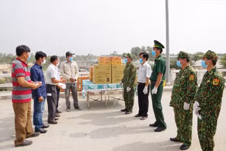 Buổi trao quà hỗ trợ Hội Khmer - Việt Nam tỉnh Prâyveng, Campuchia. (Ảnh: PHÚ QUÝ)