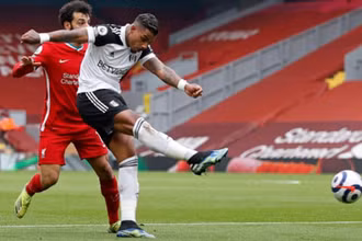 Cú sút mang lại bàn thắng cho Fulham của Lemina (áo trắng).