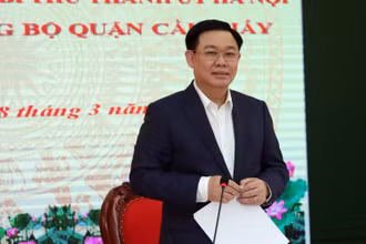 Đồng chí Vương Đình Huệ, Ủy viên Bộ Chính trị, Bí thư Thành ủy phát biểu ý kiến tại buổi làm việc.