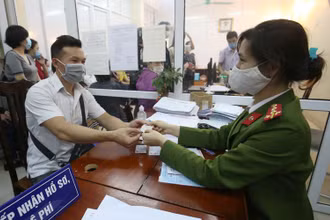 Theo đề án của Bộ Công an, việc cấp căn cước công dân (CCCD) gắn chíp điện tử được tiến hành quyết liệt để bảo đảm đến 1-7-2021 cấp được 50 triệu thẻ. Trong đó, tại Hà Nội sẽ có khoảng 6 triệu công dân từ 14 tuổi trở lên, đủ tiêu chuẩn sẽ được cấp CCCD gắn chip và tiến tới thay đổi hoàn toàn loại CCCD 9 số và 12 số hiện đang lưu hành.