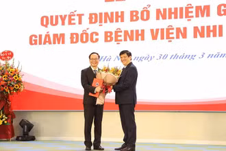 Bộ trưởng Nguyễn Thanh Long trao quyết định bổ nhiệm cho tân Giám đốc Bệnh viện Nhi Trung ương.