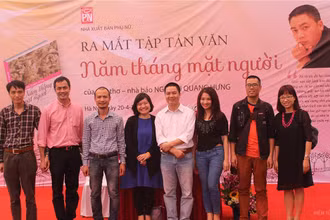 Nhà thơ Hữu Việt (thứ hai từ trái sang) và nhà thơ Quang Hưng (thứ tư từ phải sang) trong một buổi ra mắt sách của nhà thơ Quang Hưng.