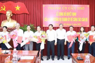 Bí thư và Phó Bí thư Thành ủy Cần Thơ trao quyết định cho các cán bộ.