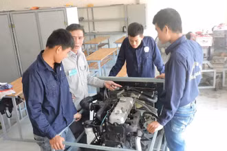 Học sinh, sinh viên Trường cao đẳng Việt Nam - Hàn Quốc - Quảng Ngãi trong giờ thực hành.
