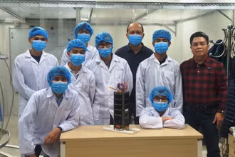 PGS, TS Phạm Anh Tuấn, Tổng Giám đốc Trung tâm Vũ trụ Việt Nam cùng các nhà khoa học phát triển vệ tinh NanoDragon.