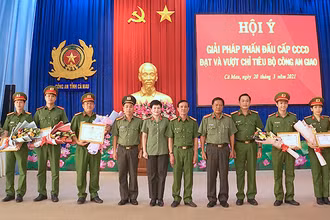 Ban Giám đốc Công an tỉnh Cà Mau trao Bằng khen, giấy khen cho các tập thể, cá nhân quyết tâm vượt khó nâng cao hiệu quả cấp CCCD.