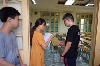 Tại kỳ thi vào lớp 10 Trường THPT chuyên Khoa học Tự nhiên