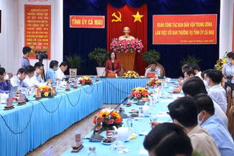 Đồng chí Trương Thị Mai phát biểu tại buổi làm việc với Ban thường vụ Tỉnh ủy Cà Mau, chiều 2-3.