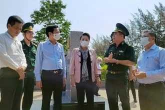 Đại diện lực lượng Bộ đội Biên phòng tỉnh Kiên Giang báo cáo nhanh với Chủ tịch Quốc hội Nguyễn Thị Kim Ngân về tình hình phòng, chống dịch tuyến biên giới Hà Tiên (Kiên Giang), sáng 19-3.