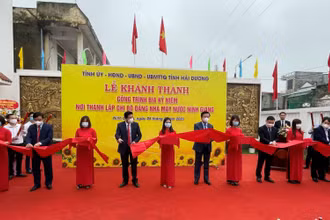 Cắt băng khánh thành công trình kỉ niệm 110 năm ngày sinh đồng chí Lê Thanh Nghị.