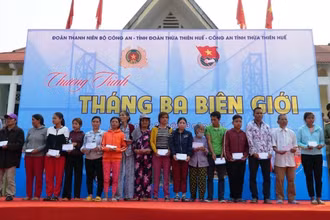 Ban Tổ chức chương trình tặng 30 suất quà cho các gia đình có hoàn cảnh đặc biệt khó khăn tại A Lưới.