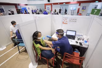 Tại Singapore, hơn 250 nghìn người đã tiêm mũi vaccine ngừa Covid-19 đầu tiên (Ảnh: Straitstimes)