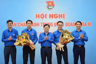 Ban Bí thư T.Ư Đoàn tặng hoa chúc mừng đồng chí Ngô Văn Cương (thứ hai, từ trái sang trong ảnh) và Nguyễn Tường Lâm (thứ hai, từ phải sang trong ảnh) tại Hội nghị.