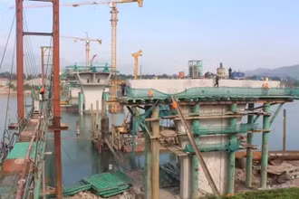 Công trình cầu Hoà Bình 2 đang thi công.