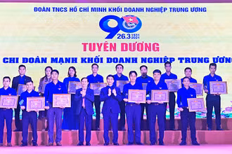 Lãnh đạo Khối Doanh nghiệp T.Ư và T.Ư Đoàn trao Bằng khen tặng các đơn vị chi đoàn mạnh trong Khối.