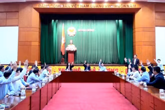 100% đại biểu biểu quyết đồng ý giới thiệu đồng chí Đinh Tiến Dũng, Ủy viên Bộ Chính trị, Bí thư Ban Cán sự Đảng, Bộ trưởng Tài chính tham gia ứng cử đại biểu Quốc hội khóa XV.