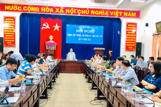 Chủ tịch UBND tỉnh Bạc Liêu phát biểu chỉ đạo các sở, ngành cần quyết liệt tháo gỡ khó khăn, vướng mắc cho các dự án điện gió, điện khí.