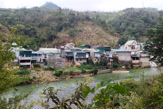 Nhiều nhà dân chênh vênh bên bờ sông Nâm Mộ.