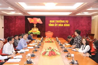 Chủ tịch Công ty TH True Milk Thái Hương phát biểu tại buổi làm việc.
