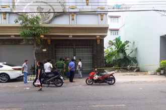 Ngành chức năng khám nghiệm hiện trường sáng cùng ngày.