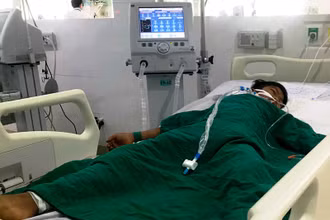 Bệnh nhân A Đoàn trong chùm ca bệnh nghi do ngộ độc tại thôn Kon Du, xã Măng Cành, huyện Kon Plông, tỉnh Kon Tum, đang được điều trị tại Khoa Hồi sức tích cực và chống độc, Bệnh viện đa khoa Kon Tum.