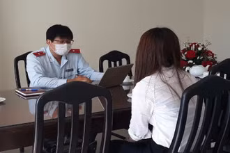 Thanh tra Sở Thông tin và Truyền thông Lâm Đồng làm việc với một trường hợp chia sẻ thông tin sai sự thật.