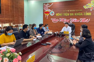 BSCKII Phạm Quang Thanh, Giám đốc Bệnh viện đa khoa tỉnh Tuyên Quang trả lời phỏng vấn các cơ quan báo chí.