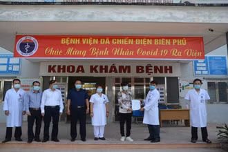 Sở Y tế tỉnh Điện Biên trao chứng nhận khỏi bệnh bệnh nhân 1972.