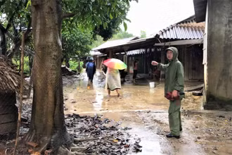 Các hộ dân sinh sống trong lòng hồ thủy lợi Krông Pách Thượng buộc phải di dời phục vụ thi công công trình. 