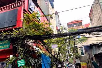Những đường dây như thế này có thể gây nguy hiểm cho người dân khi đi từ dưới ngõ lên dốc.