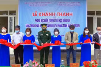Lãnh đạo các đơn vị cắt băng khánh thành điểm Trường tiểu học Hồng Vân, huyện A Lưới.