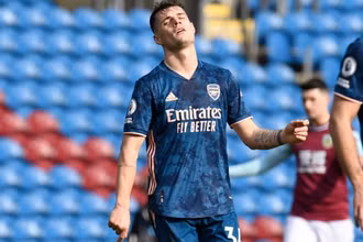 “Tội đồ” Xhaka khiến Arsenal bị mất điểm trước Burnley.