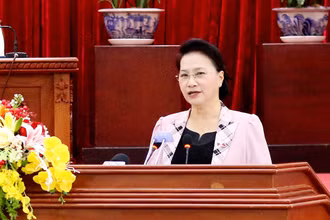 Chủ tịch Quốc hội Nguyễn Thị Kim Ngân phát biểu tại buổi tiếp xúc, làm việc với lãnh đạo thành phố Cần Thơ. 