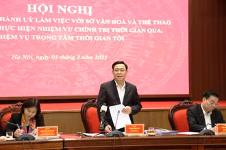 Đồng chí Vương Đình Huệ, Ủy viên Bộ Chính trị, Bí thư Thành ủy phát biểu ý kiến tại hội nghị. (Ảnh: Duy Linh)