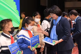 Phó Chủ tịch nước Đặng Thị Ngọc Thịnh trao quà cho các em học sinh hiếu học có hoàn cảnh khó khăn ở Bắc Giang. 