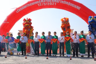 Nghi thức cắt băng khánh thành nhà máy.